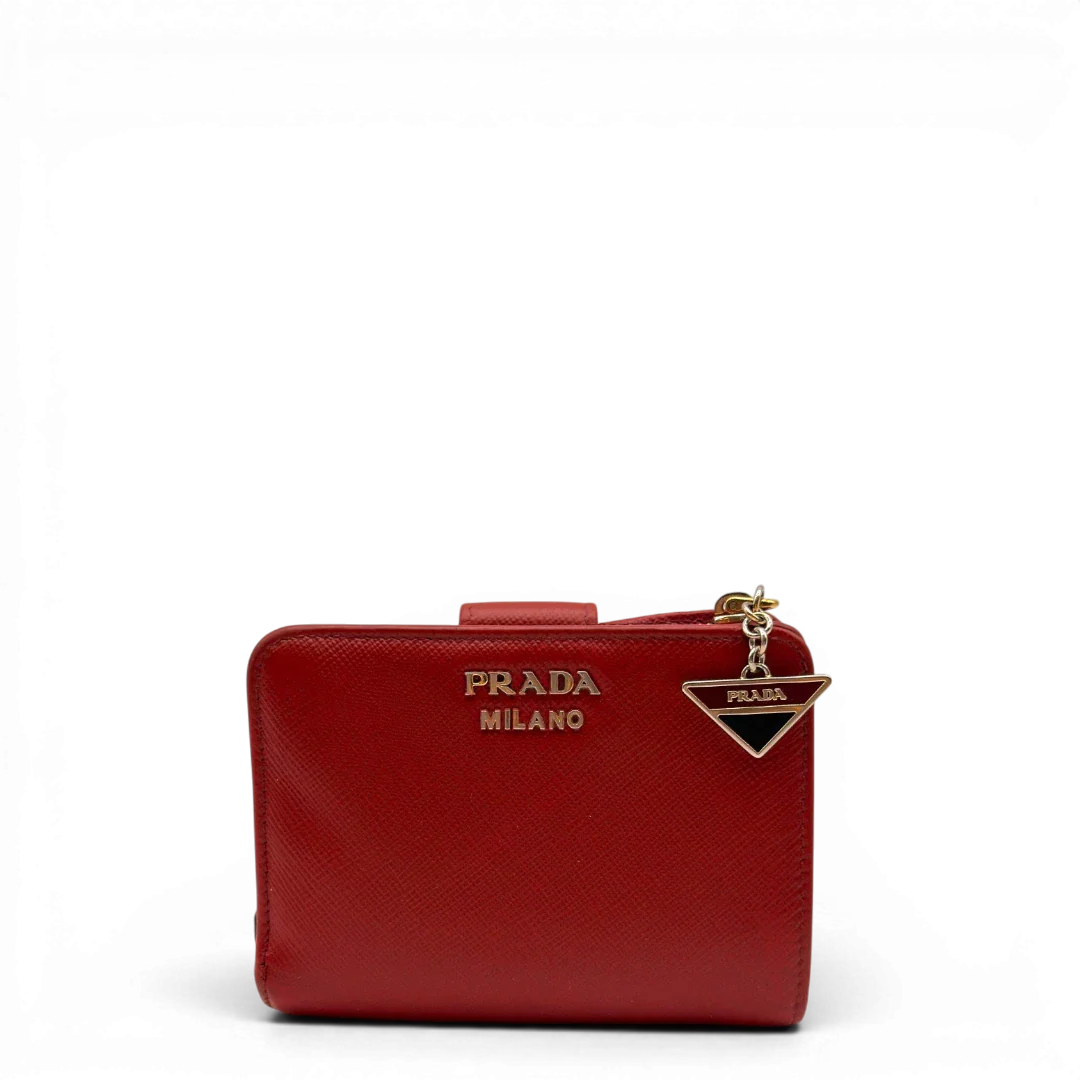 https://cdn.shopify.com/s/files/1/0564/9376/8855/files/Prada_Geldbeutel_Zip_auf_Saffiano_Leder_rot_2.webp?v=1784243608