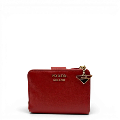 https://cdn.shopify.com/s/files/1/0564/9376/8855/files/Prada_Geldbeutel_Zip_auf_Saffiano_Leder_rot_2.webp?v=1784243608