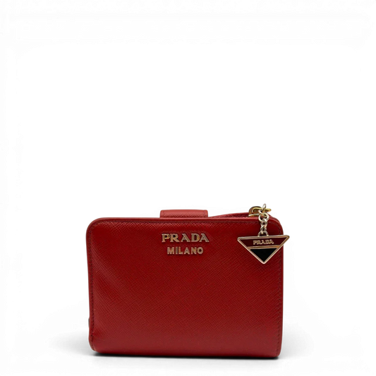https://cdn.shopify.com/s/files/1/0564/9376/8855/files/Prada_Geldbeutel_Zip_auf_Saffiano_Leder_rot_2.webp?v=1784243608