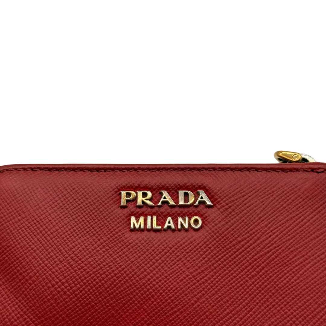 https://cdn.shopify.com/s/files/1/0564/9376/8855/files/Prada_Geldbeutel_Zip_auf_Saffiano_Leder_rot_20.webp?v=1784243609