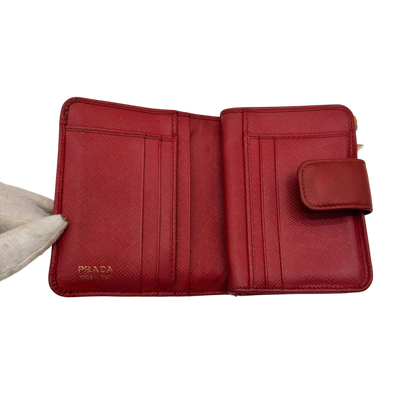 https://cdn.shopify.com/s/files/1/0564/9376/8855/files/Prada_Geldbeutel_Zip_auf_Saffiano_Leder_rot_21.webp?v=1784243609