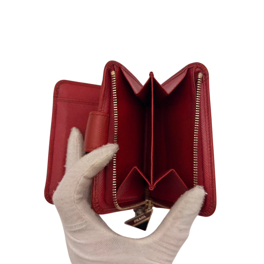 https://cdn.shopify.com/s/files/1/0564/9376/8855/files/Prada_Geldbeutel_Zip_auf_Saffiano_Leder_rot_22.webp?v=1784243609