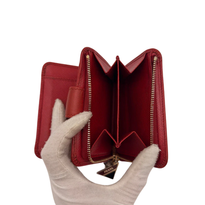 https://cdn.shopify.com/s/files/1/0564/9376/8855/files/Prada_Geldbeutel_Zip_auf_Saffiano_Leder_rot_22.webp?v=1784243609