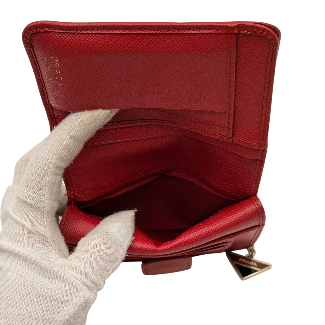 https://cdn.shopify.com/s/files/1/0564/9376/8855/files/Prada_Geldbeutel_Zip_auf_Saffiano_Leder_rot_24.webp?v=1784243609
