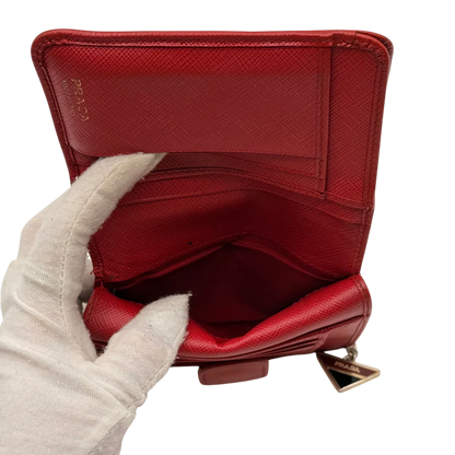 https://cdn.shopify.com/s/files/1/0564/9376/8855/files/Prada_Geldbeutel_Zip_auf_Saffiano_Leder_rot_24.webp?v=1784243609