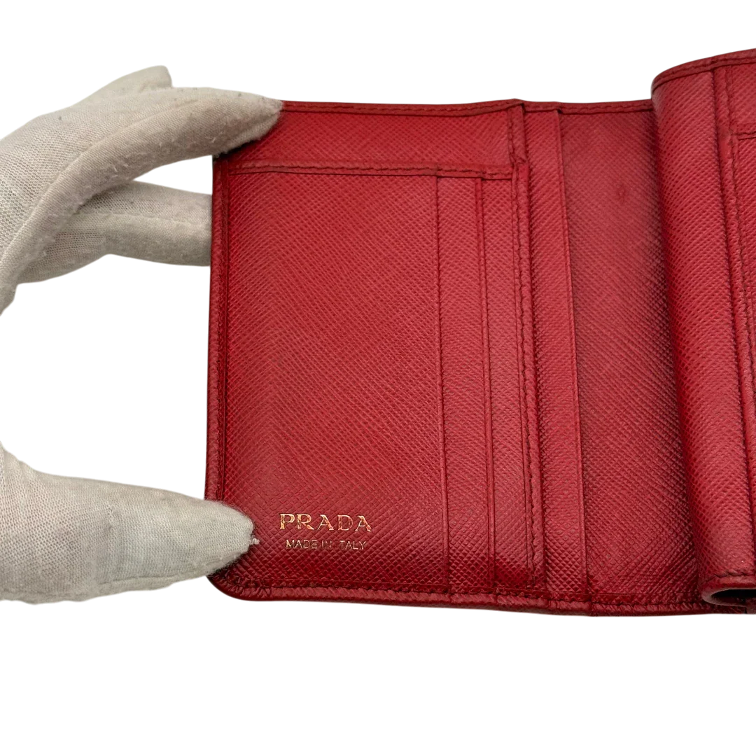 https://cdn.shopify.com/s/files/1/0564/9376/8855/files/Prada_Geldbeutel_Zip_auf_Saffiano_Leder_rot_25.webp?v=1784243609