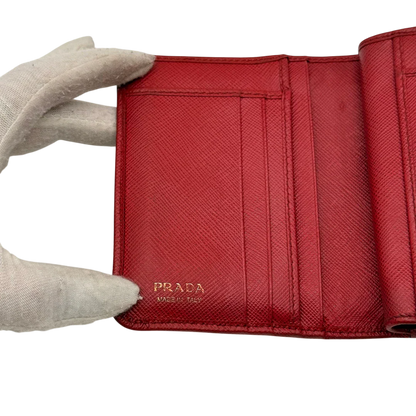 https://cdn.shopify.com/s/files/1/0564/9376/8855/files/Prada_Geldbeutel_Zip_auf_Saffiano_Leder_rot_25.webp?v=1784243609