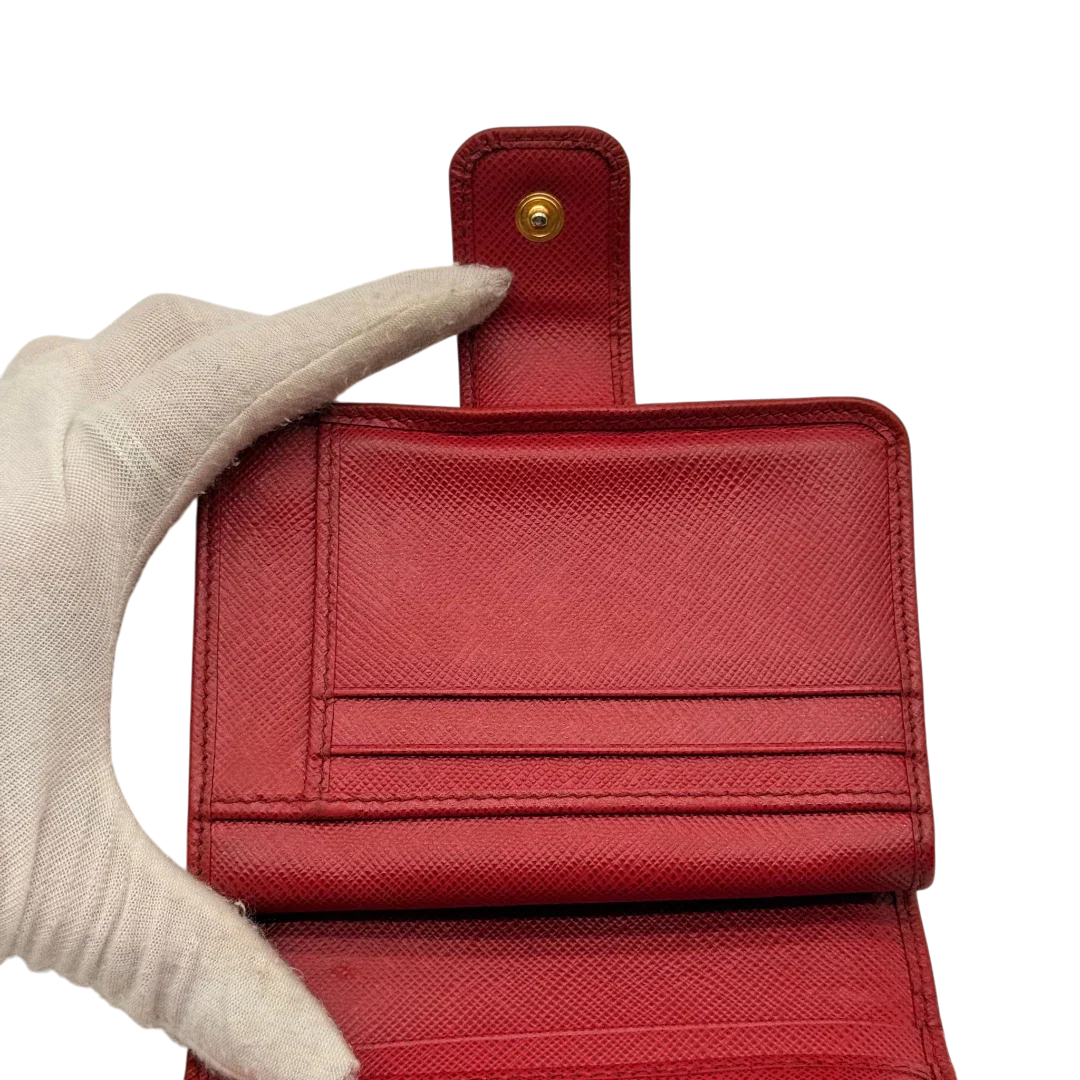https://cdn.shopify.com/s/files/1/0564/9376/8855/files/Prada_Geldbeutel_Zip_auf_Saffiano_Leder_rot_26.webp?v=1784243609
