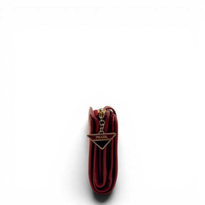 https://cdn.shopify.com/s/files/1/0564/9376/8855/files/Prada_Geldbeutel_Zip_auf_Saffiano_Leder_rot_3.webp?v=1784243608