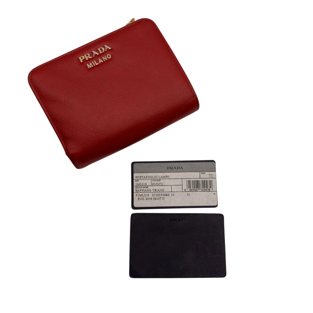 https://cdn.shopify.com/s/files/1/0564/9376/8855/files/Prada_Geldbeutel_Zip_auf_Saffiano_Leder_rot_30.webp?v=1784243608