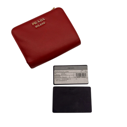 https://cdn.shopify.com/s/files/1/0564/9376/8855/files/Prada_Geldbeutel_Zip_auf_Saffiano_Leder_rot_30.webp?v=1784243608
