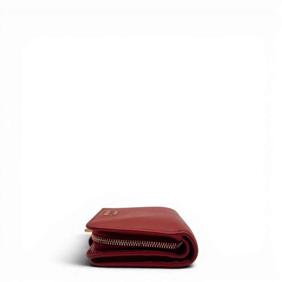 https://cdn.shopify.com/s/files/1/0564/9376/8855/files/Prada_Geldbeutel_Zip_auf_Saffiano_Leder_rot_5.webp?v=1784243608