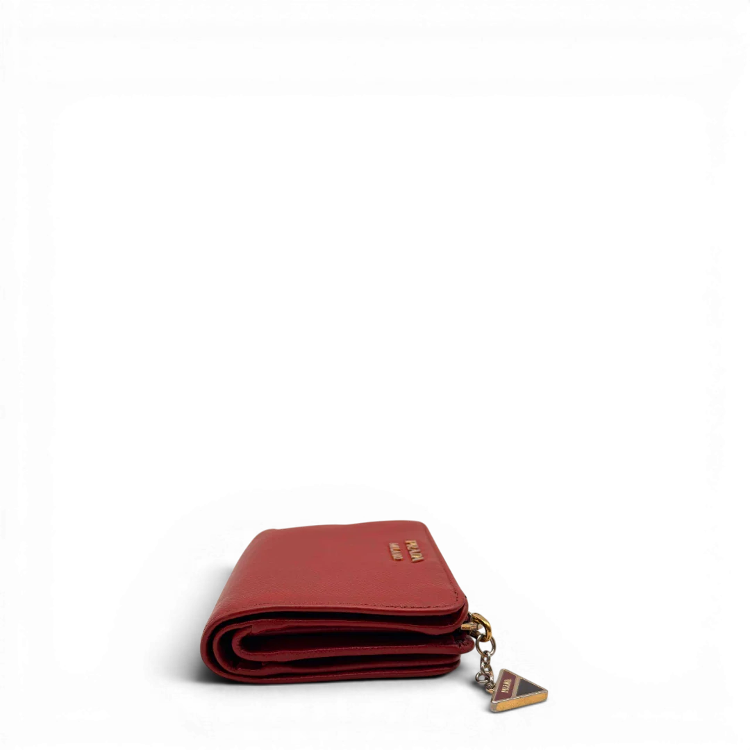 https://cdn.shopify.com/s/files/1/0564/9376/8855/files/Prada_Geldbeutel_Zip_auf_Saffiano_Leder_rot_6.webp?v=1784243609