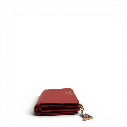 https://cdn.shopify.com/s/files/1/0564/9376/8855/files/Prada_Geldbeutel_Zip_auf_Saffiano_Leder_rot_6.webp?v=1784243609