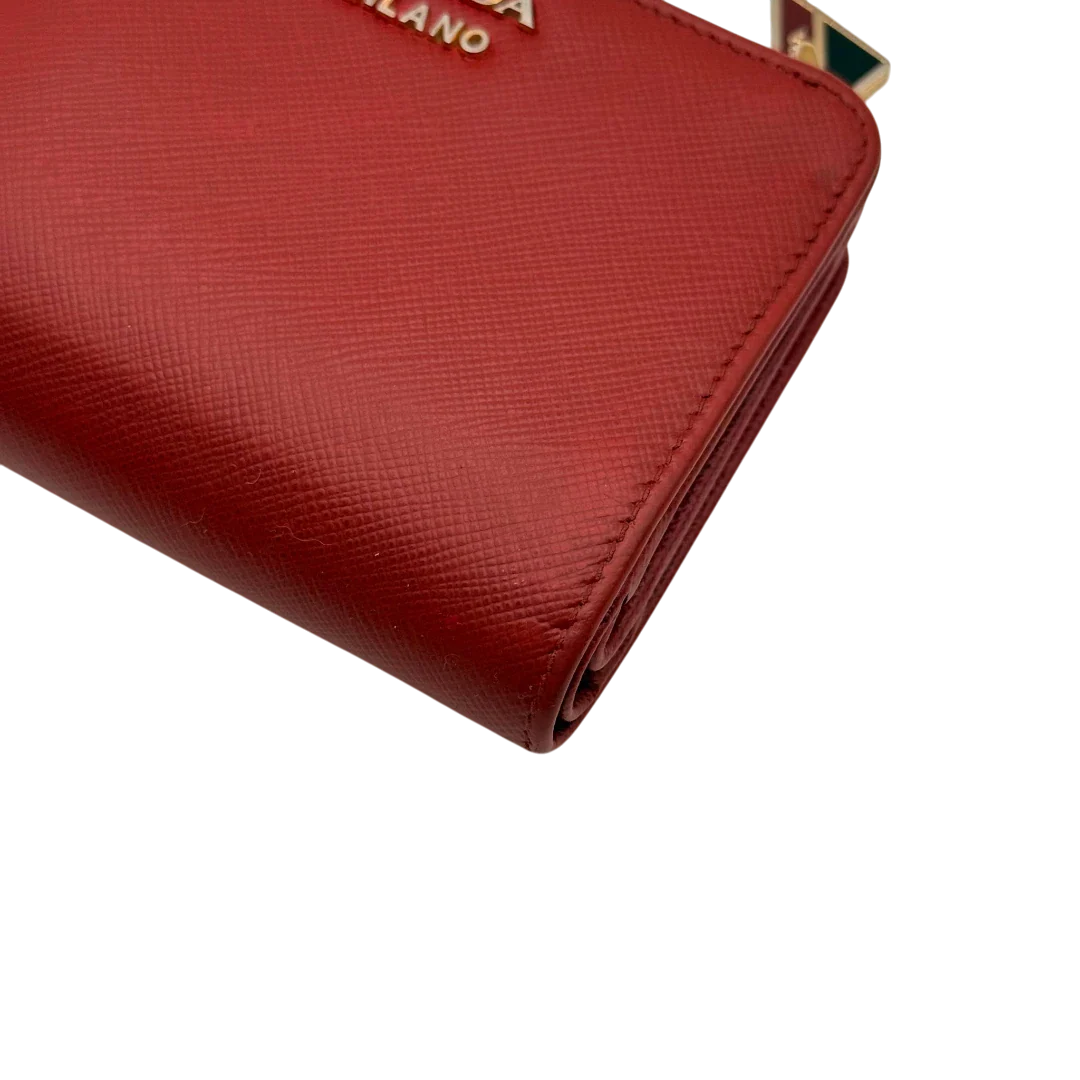 https://cdn.shopify.com/s/files/1/0564/9376/8855/files/Prada_Geldbeutel_Zip_auf_Saffiano_Leder_rot_7.webp?v=1784243609