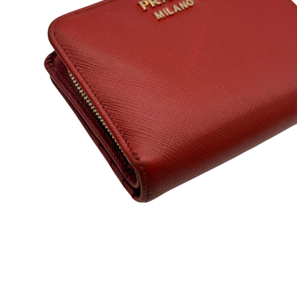 https://cdn.shopify.com/s/files/1/0564/9376/8855/files/Prada_Geldbeutel_Zip_auf_Saffiano_Leder_rot_8.webp?v=1784243609