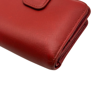 https://cdn.shopify.com/s/files/1/0564/9376/8855/files/Prada_Geldbeutel_Zip_auf_Saffiano_Leder_rot_9.webp?v=1784243609
