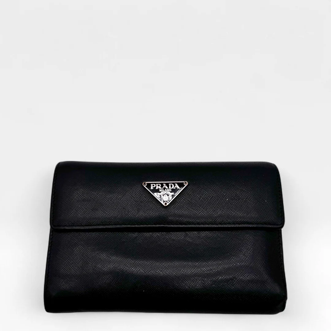 https://cdn.shopify.com/s/files/1/0564/9376/8855/files/Prada_Geldbeutel_aus_Leder_schwarz_vintage_wallet1666.webp?v=1759409537