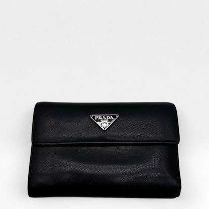 https://cdn.shopify.com/s/files/1/0564/9376/8855/files/Prada_Geldbeutel_aus_Leder_schwarz_vintage_wallet1666.webp?v=1759409537