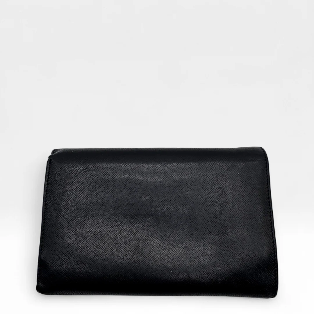https://cdn.shopify.com/s/files/1/0564/9376/8855/files/Prada_Geldbeutel_aus_Leder_schwarz_vintage_wallet1667.webp?v=1759409536