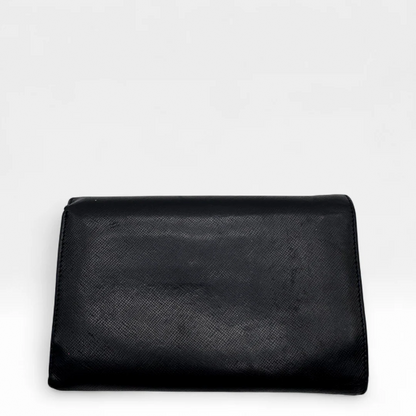 https://cdn.shopify.com/s/files/1/0564/9376/8855/files/Prada_Geldbeutel_aus_Leder_schwarz_vintage_wallet1667.webp?v=1759409536