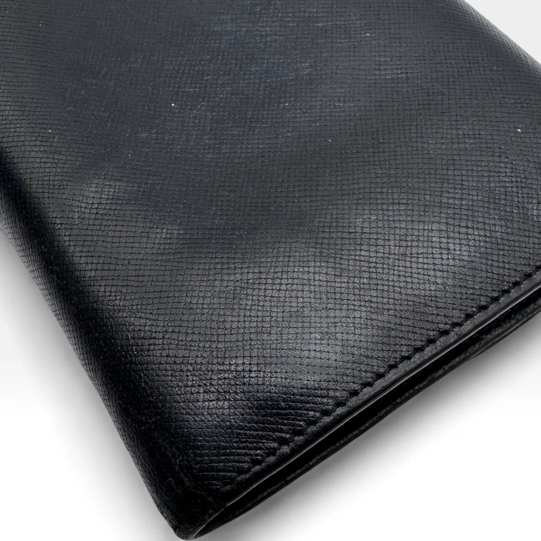https://cdn.shopify.com/s/files/1/0564/9376/8855/files/Prada_Geldbeutel_aus_Leder_schwarz_vintage_wallet1669.webp?v=1759409537