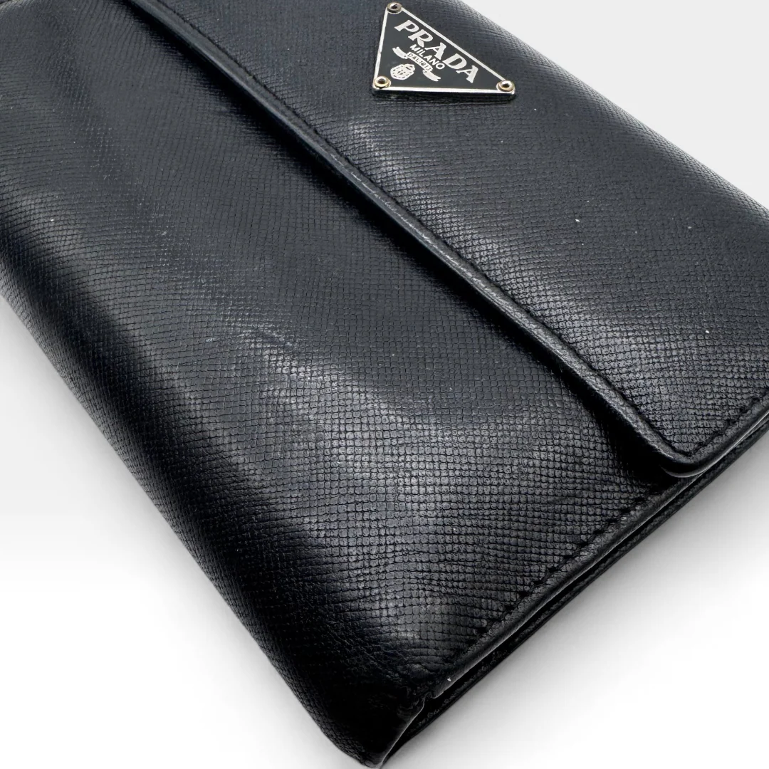 https://cdn.shopify.com/s/files/1/0564/9376/8855/files/Prada_Geldbeutel_aus_Leder_schwarz_vintage_wallet1671.webp?v=1759409537