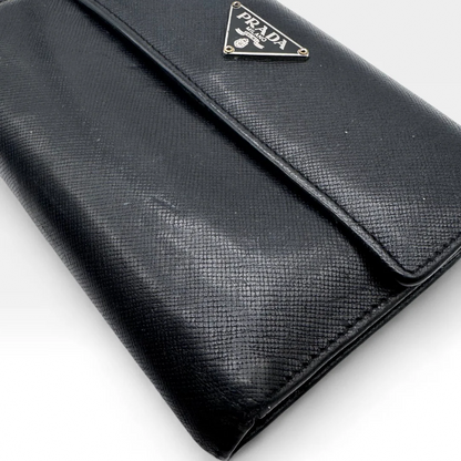 https://cdn.shopify.com/s/files/1/0564/9376/8855/files/Prada_Geldbeutel_aus_Leder_schwarz_vintage_wallet1671.webp?v=1759409537