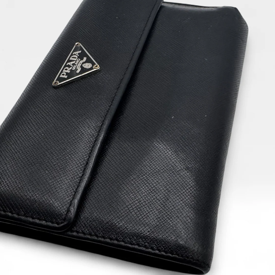 https://cdn.shopify.com/s/files/1/0564/9376/8855/files/Prada_Geldbeutel_aus_Leder_schwarz_vintage_wallet1672.webp?v=1759409537