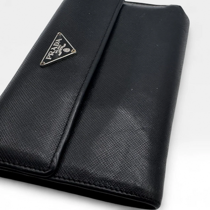 https://cdn.shopify.com/s/files/1/0564/9376/8855/files/Prada_Geldbeutel_aus_Leder_schwarz_vintage_wallet1672.webp?v=1759409537