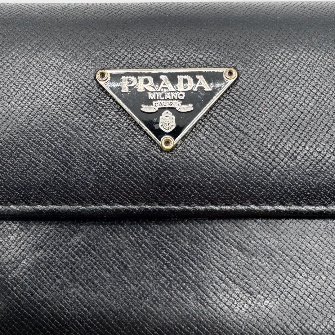 https://cdn.shopify.com/s/files/1/0564/9376/8855/files/Prada_Geldbeutel_aus_Leder_schwarz_vintage_wallet1673.webp?v=1759409537