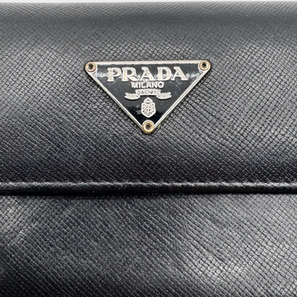 https://cdn.shopify.com/s/files/1/0564/9376/8855/files/Prada_Geldbeutel_aus_Leder_schwarz_vintage_wallet1673.webp?v=1759409537