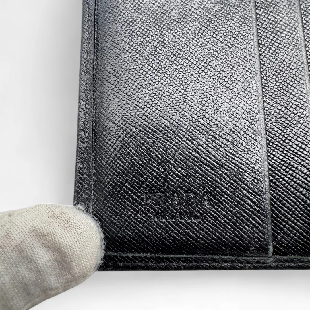 https://cdn.shopify.com/s/files/1/0564/9376/8855/files/Prada_Geldbeutel_aus_Leder_schwarz_vintage_wallet1675.webp?v=1759409566