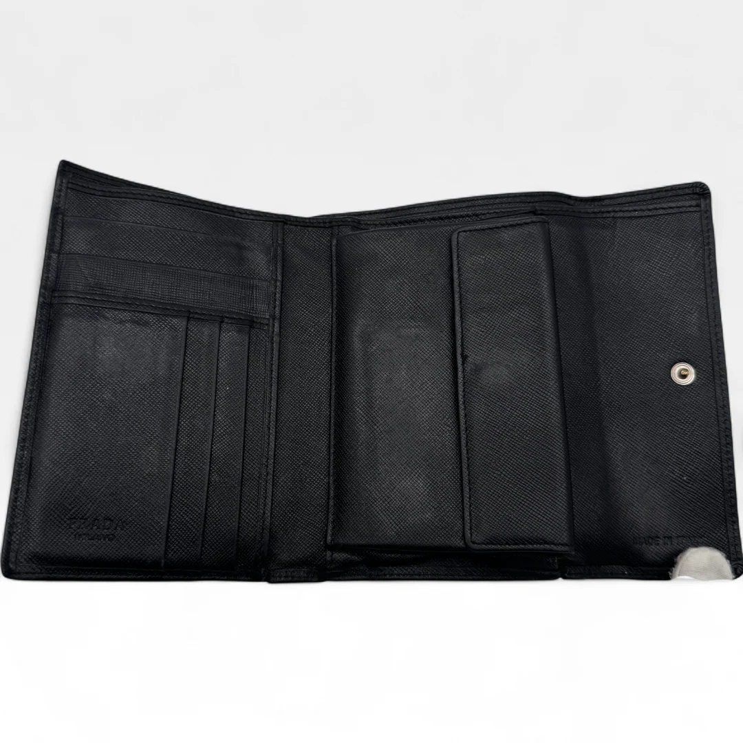 https://cdn.shopify.com/s/files/1/0564/9376/8855/files/Prada_Geldbeutel_aus_Leder_schwarz_vintage_wallet1676.webp?v=1759409566