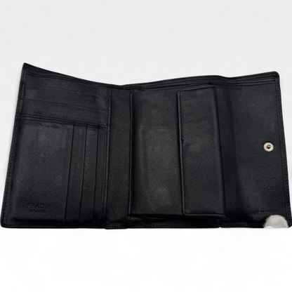 https://cdn.shopify.com/s/files/1/0564/9376/8855/files/Prada_Geldbeutel_aus_Leder_schwarz_vintage_wallet1676.webp?v=1759409566