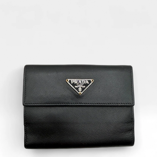https://cdn.shopify.com/s/files/1/0564/9376/8855/files/Prada_Geldbeutel_aus_Leder_schwarz_vintage_wallet7787.webp?v=1759317435