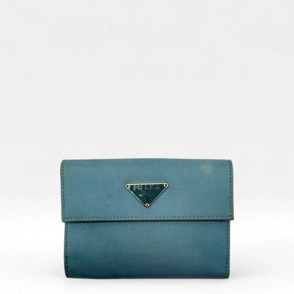 https://cdn.shopify.com/s/files/1/0564/9376/8855/files/Prada_Geldbeutel_aus_Nylon_hellblau_vintage_designer_wallet4061.webp?v=1753789034