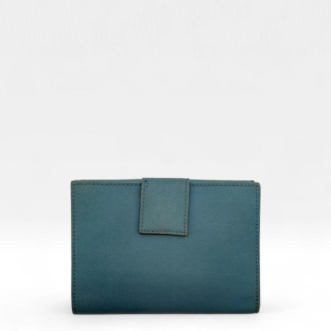 https://cdn.shopify.com/s/files/1/0564/9376/8855/files/Prada_Geldbeutel_aus_Nylon_hellblau_vintage_designer_wallet4062.webp?v=1753789033