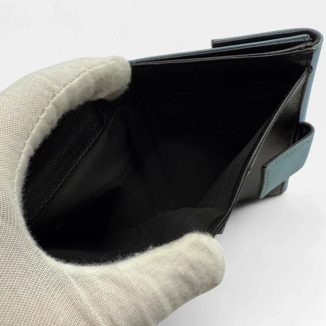 https://cdn.shopify.com/s/files/1/0564/9376/8855/files/Prada_Geldbeutel_aus_Nylon_hellblau_vintage_designer_wallet4068.webp?v=1753789033