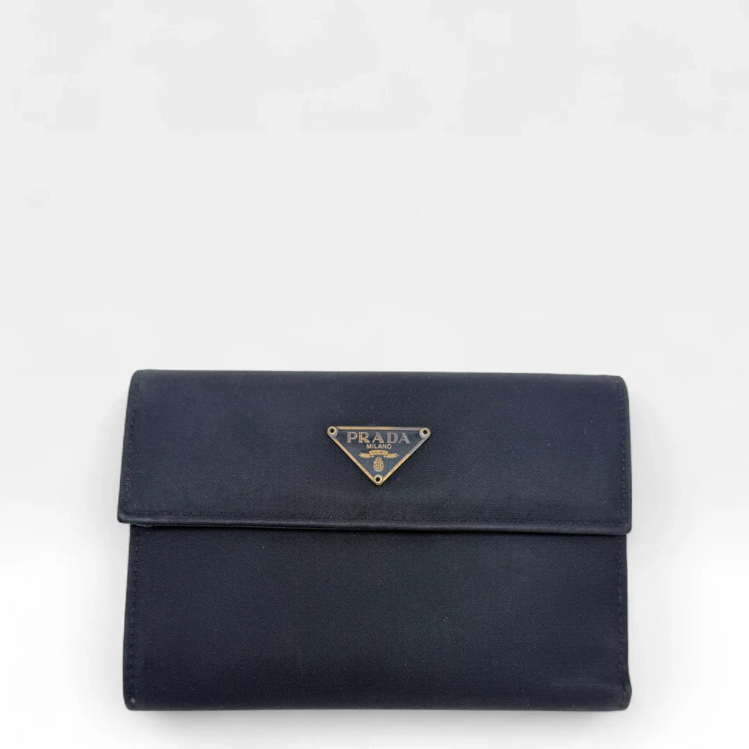 https://cdn.shopify.com/s/files/1/0564/9376/8855/files/Prada_Geldbeutel_aus_Nylon_schwarz_vintage_wallet9775.webp?v=1758649691