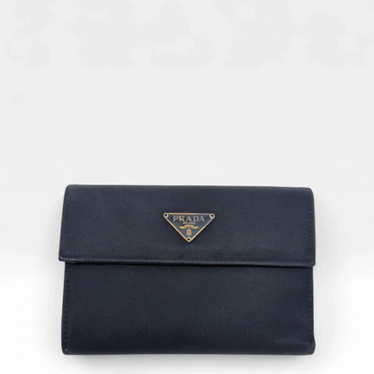 https://cdn.shopify.com/s/files/1/0564/9376/8855/files/Prada_Geldbeutel_aus_Nylon_schwarz_vintage_wallet9775.webp?v=1758649691