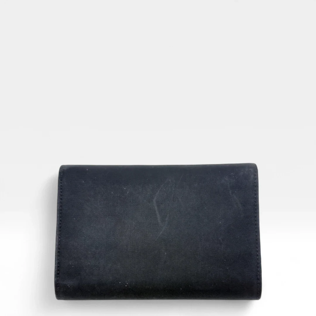 https://cdn.shopify.com/s/files/1/0564/9376/8855/files/Prada_Geldbeutel_aus_Nylon_schwarz_vintage_wallet9776.webp?v=1758649691
