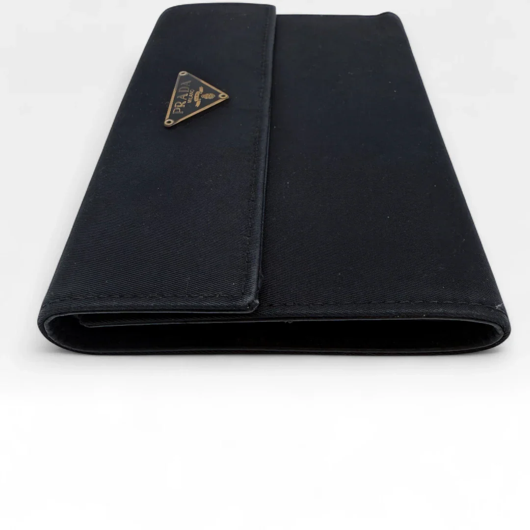 https://cdn.shopify.com/s/files/1/0564/9376/8855/files/Prada_Geldbeutel_aus_Nylon_schwarz_vintage_wallet9778.webp?v=1758649691