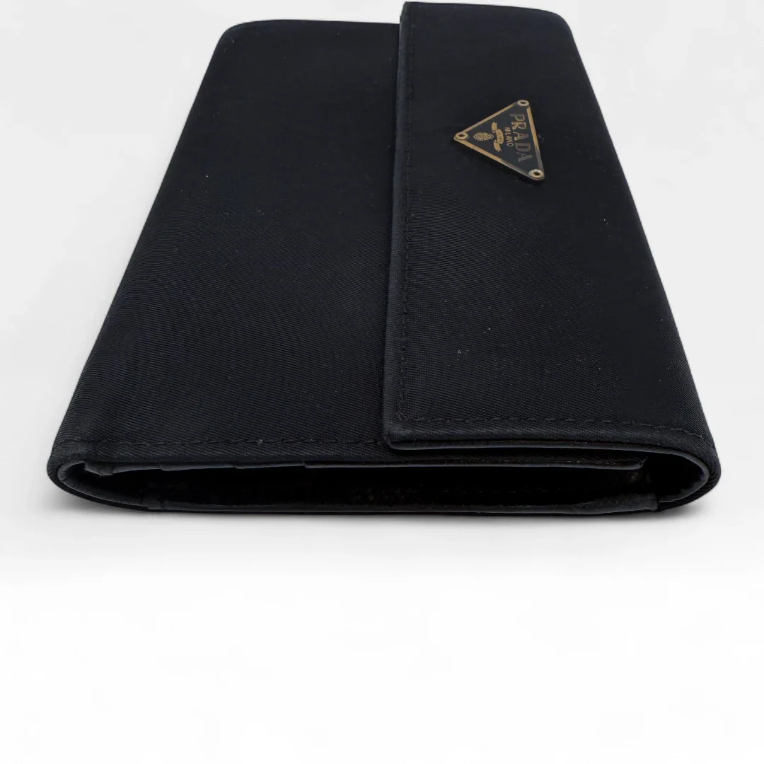 https://cdn.shopify.com/s/files/1/0564/9376/8855/files/Prada_Geldbeutel_aus_Nylon_schwarz_vintage_wallet9779.webp?v=1758649691