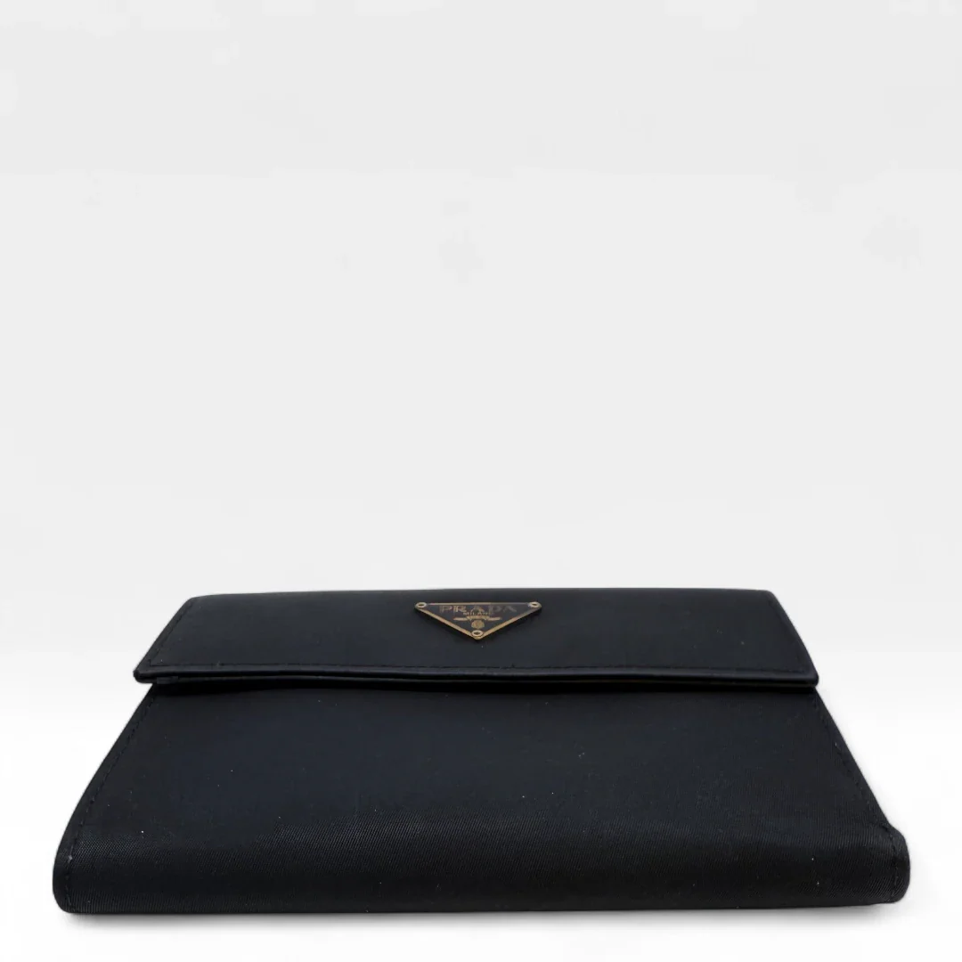 https://cdn.shopify.com/s/files/1/0564/9376/8855/files/Prada_Geldbeutel_aus_Nylon_schwarz_vintage_wallet9781.webp?v=1758649691