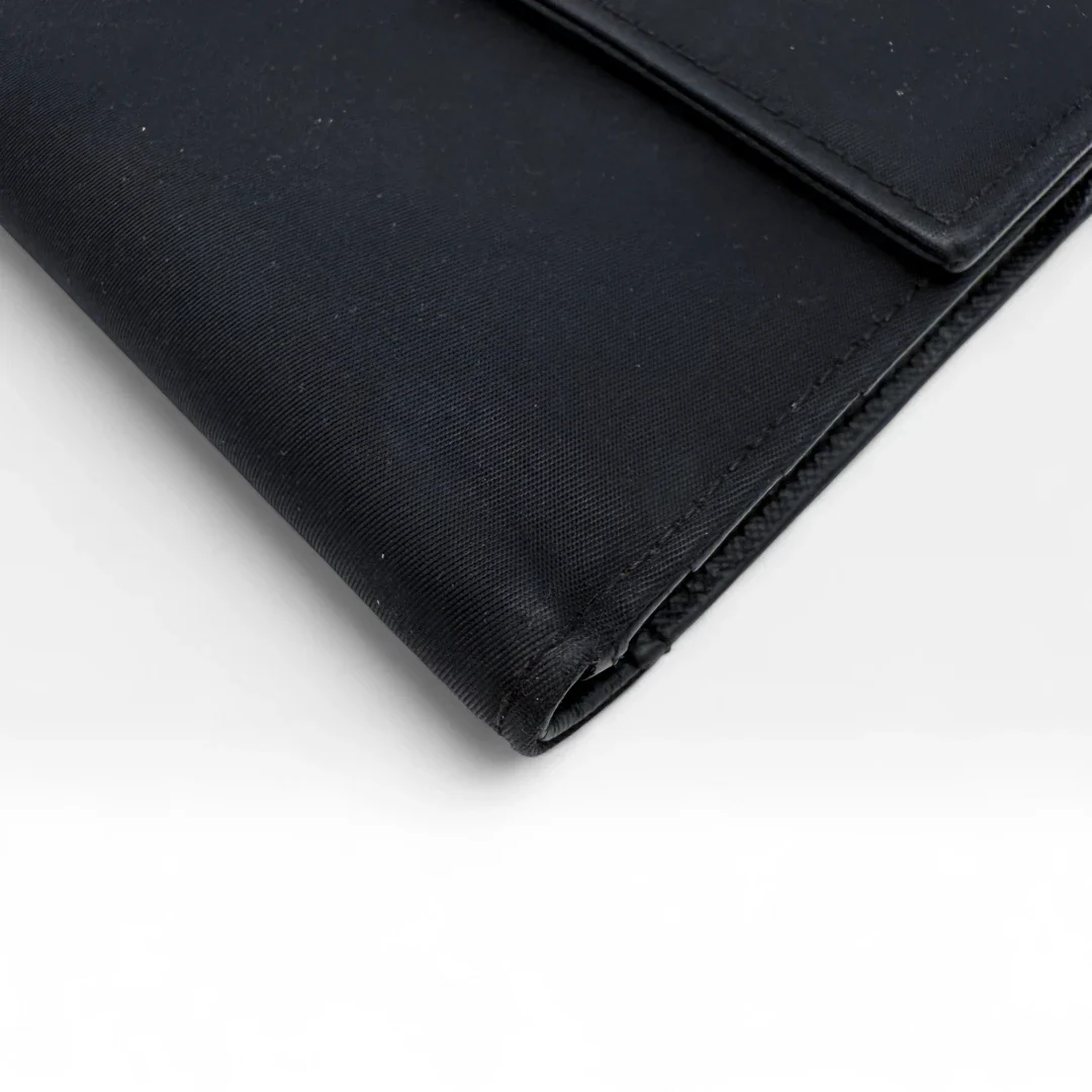 https://cdn.shopify.com/s/files/1/0564/9376/8855/files/Prada_Geldbeutel_aus_Nylon_schwarz_vintage_wallet9782.webp?v=1758649691