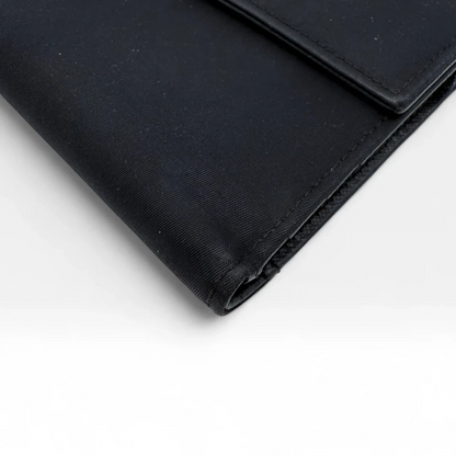 https://cdn.shopify.com/s/files/1/0564/9376/8855/files/Prada_Geldbeutel_aus_Nylon_schwarz_vintage_wallet9782.webp?v=1758649691