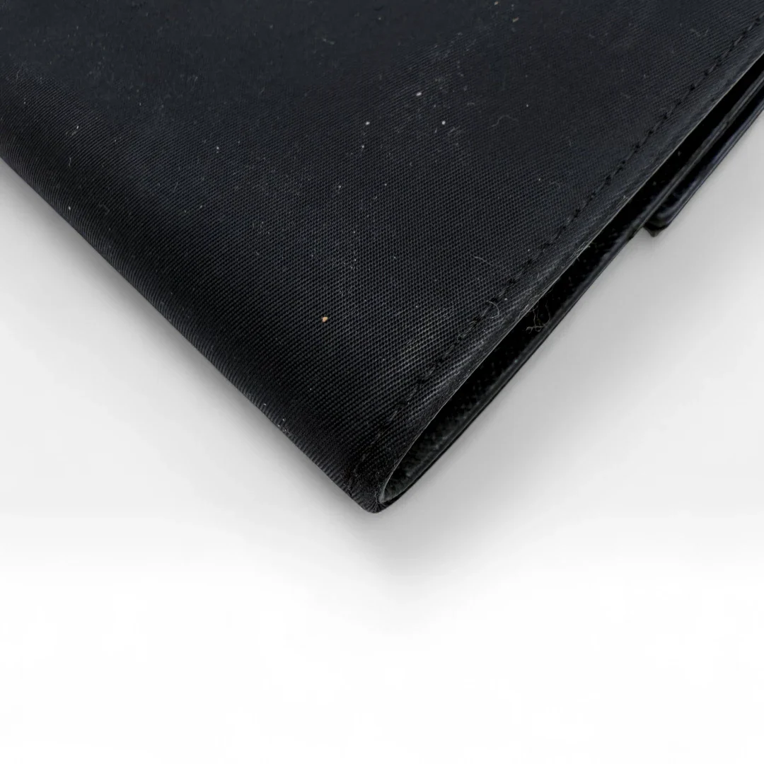 https://cdn.shopify.com/s/files/1/0564/9376/8855/files/Prada_Geldbeutel_aus_Nylon_schwarz_vintage_wallet9784.webp?v=1758649691
