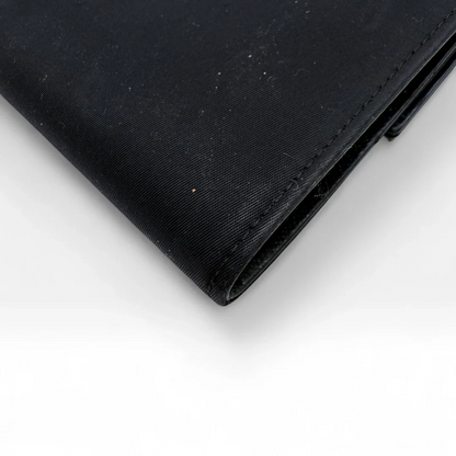 https://cdn.shopify.com/s/files/1/0564/9376/8855/files/Prada_Geldbeutel_aus_Nylon_schwarz_vintage_wallet9784.webp?v=1758649691