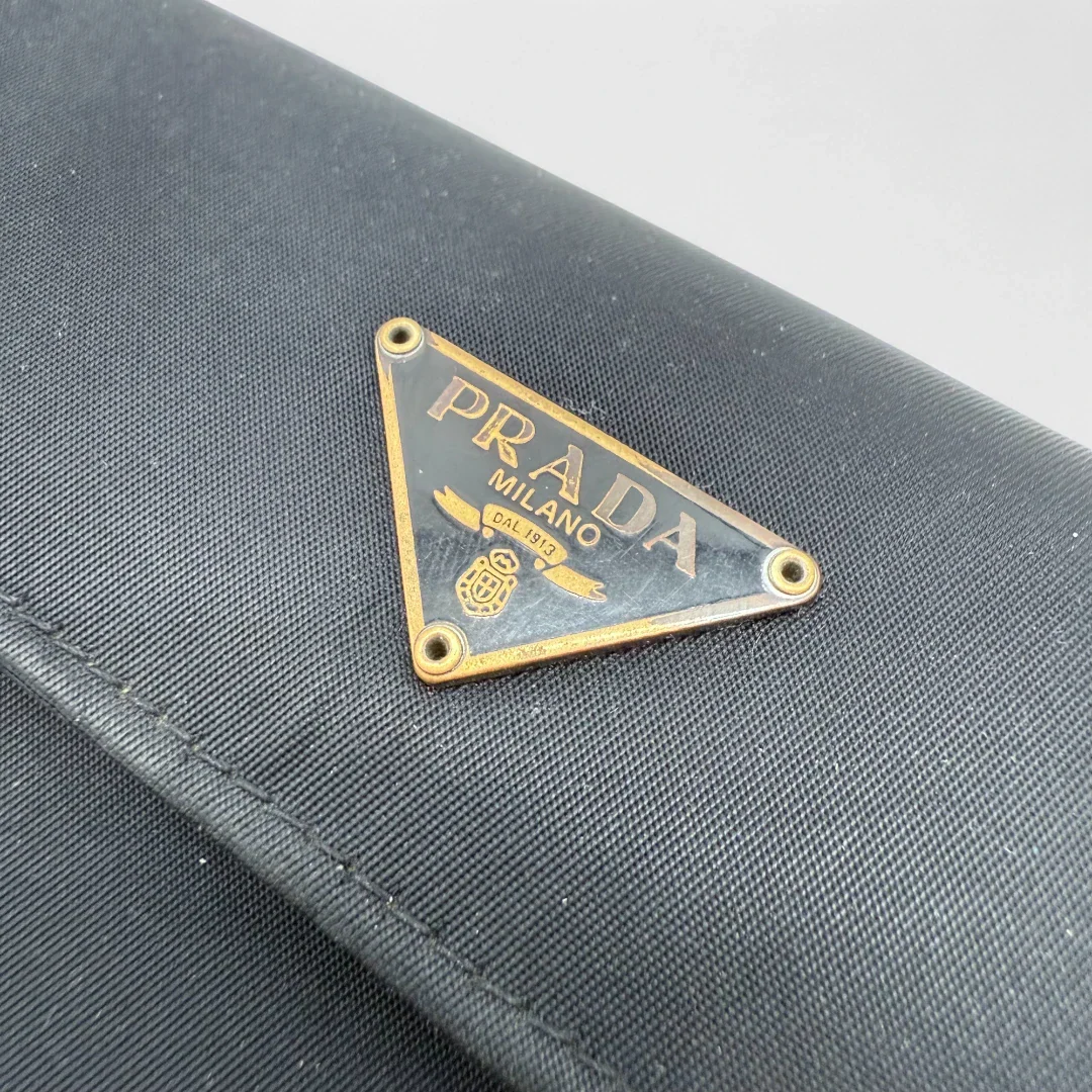 https://cdn.shopify.com/s/files/1/0564/9376/8855/files/Prada_Geldbeutel_aus_Nylon_schwarz_vintage_wallet9786.webp?v=1758649692